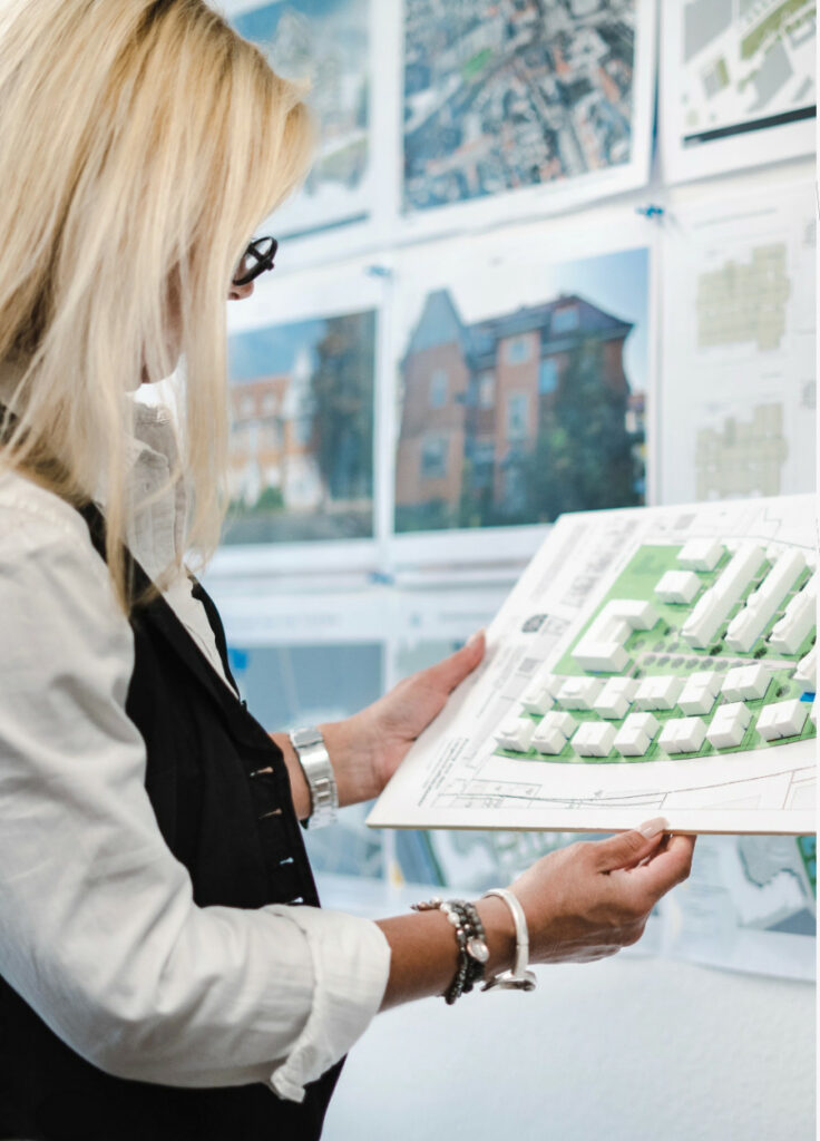 Architektin präsentiert Parkresidenz Gotha Modell, Stadtplanung Gotha, Neubauprojekte, Immobilienentwicklung, Wohnraum Gotha, Investitionsobjekt, Architekturmodell, Baupläne, Wohnanlage, Gestaltungskonzept