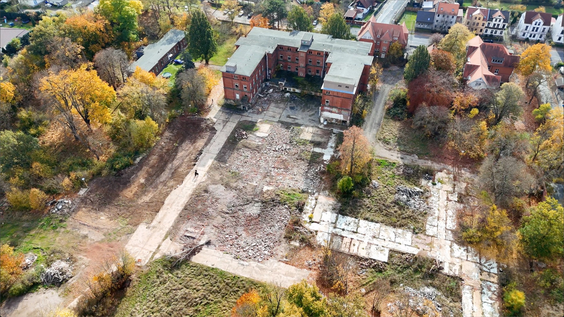 Ehemaliges Klinikum Gotha Vogelperspektive, Abrissarbeiten, Baustelle, Stadtentwicklung, Immobilienprojekt, Sanierung, Wohnraum Gotha, Investitionsobjekt, Bauland, Historische Bausubstanz