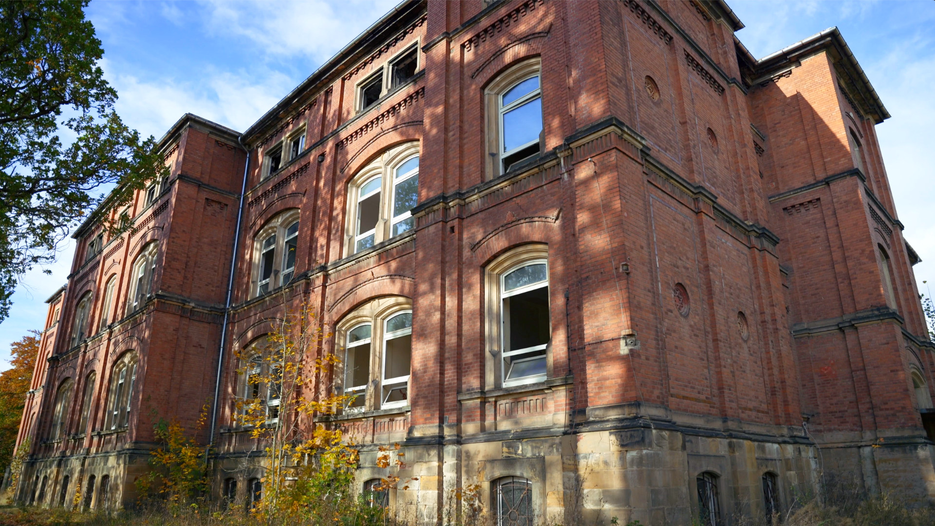 hemaliges Klinikum Gotha, rote Backsteinfassade, Historische Architektur, Leerstehendes Gebäude, Umbau Wohnraum, Immobilien Gotha